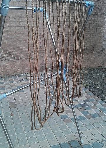 怎么去除麻绳上多余的毛刺？